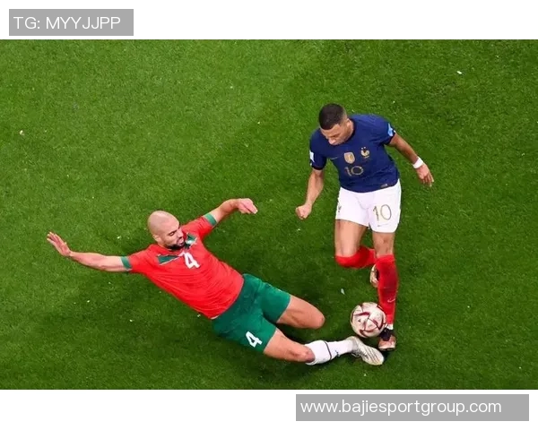 姆巴佩因裁判第98分钟吹哨不满上前理论遭黄牌处罚引发争议